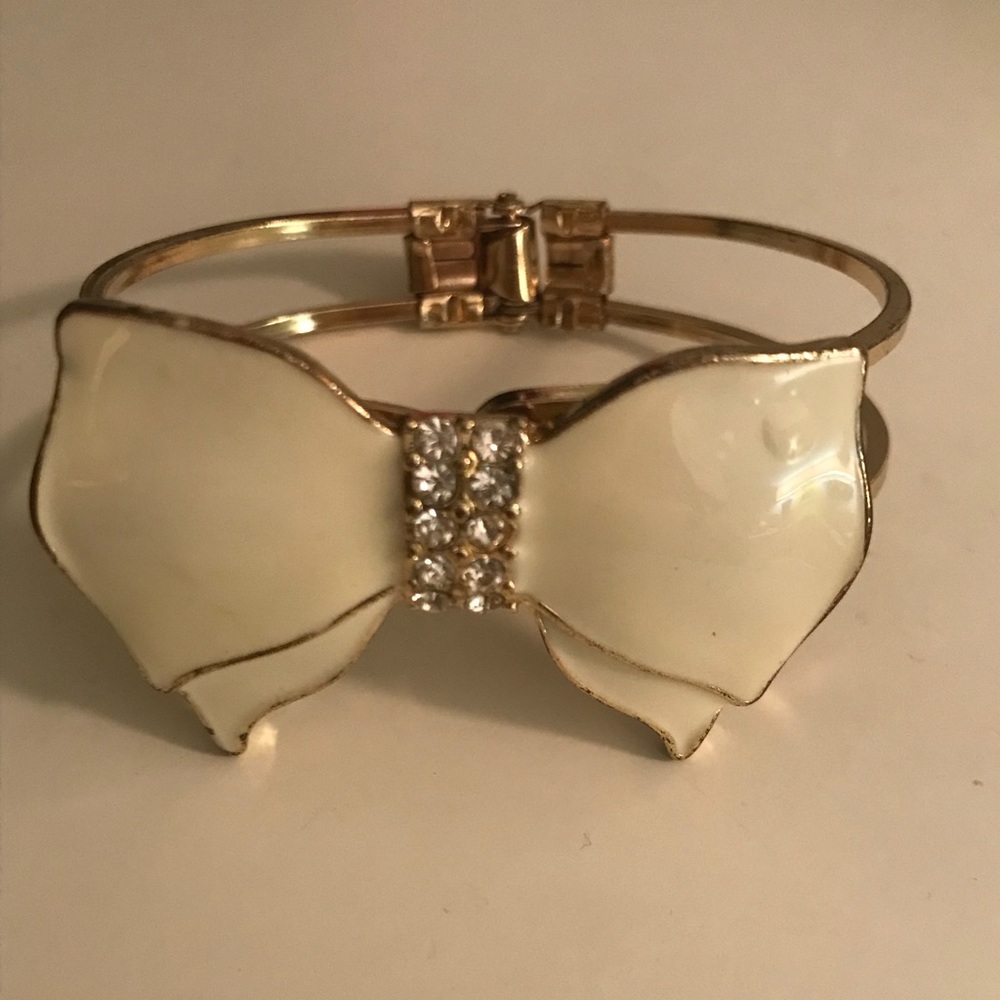 Bow bangle bracelet